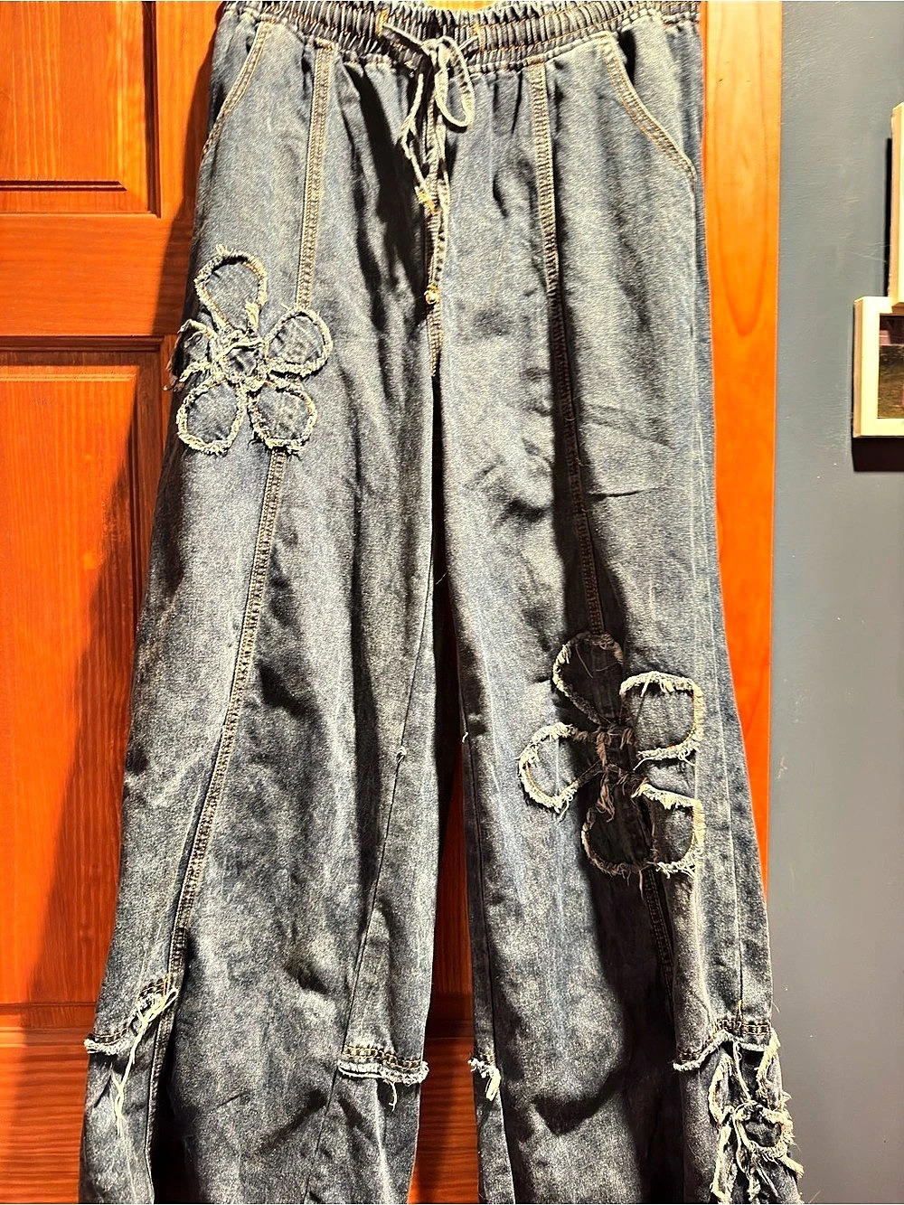 Wide Leg Distressed Jeans in blue